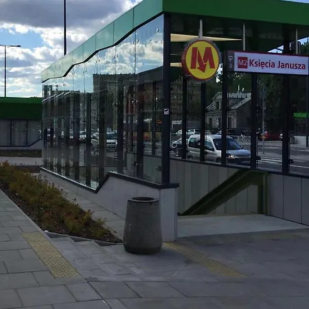 Mona Przy Stacji Metra *