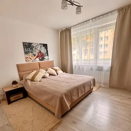 Mona Przy Stacji Metra