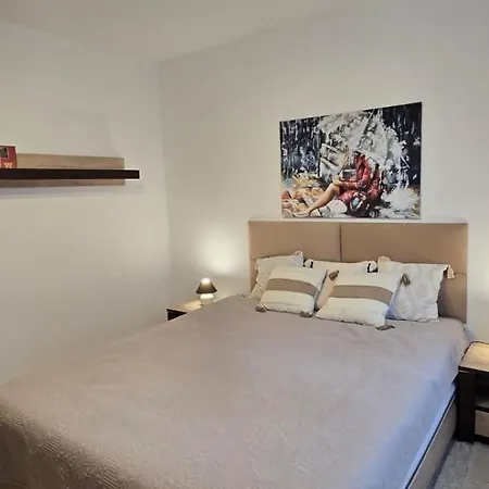 Mona Przy Stacji Metra وارسو