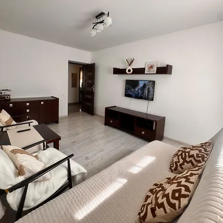 Mona Przy Stacji Metra * Varsó