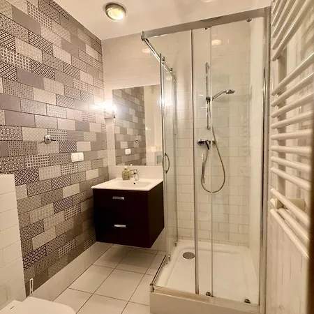 Mona Przy Stacji Metra Apartman