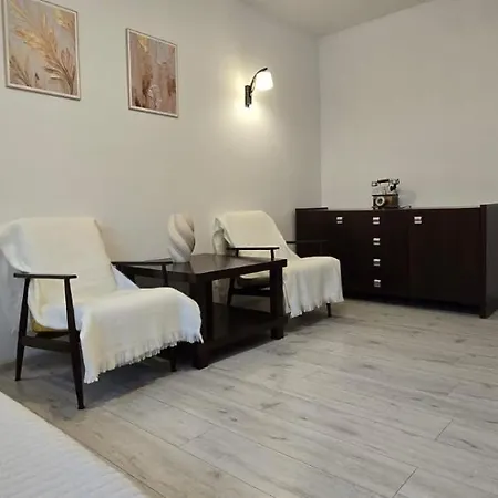 Mona Przy Stacji Metra Apartman